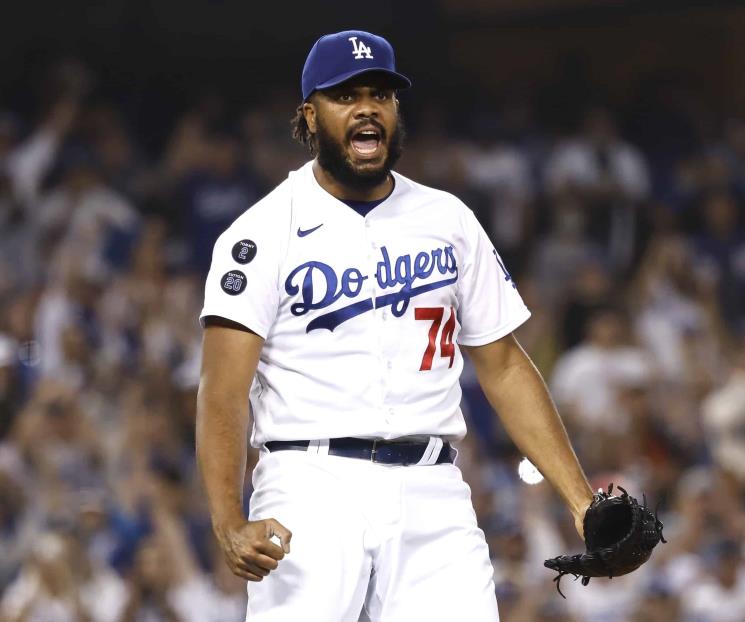 Firman Bravos a Kenley Jansen