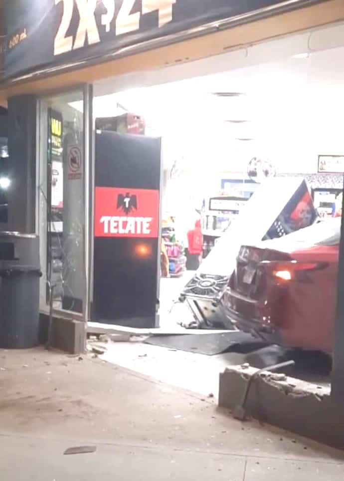 Entra a tienda con todo y su auto