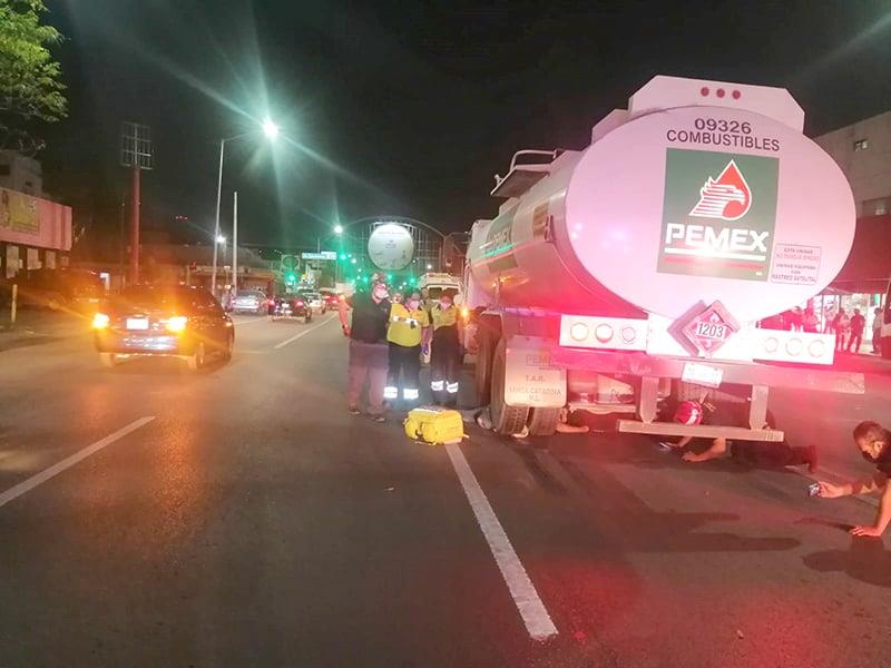 Arrolla y mata pipa de Pemex a peatón