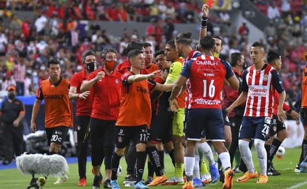 Se desató la violencia... pero en la cancha