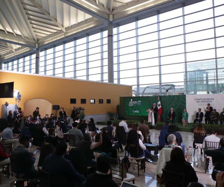 AMLO encabeza su conferencia mañanera desde el AIFA