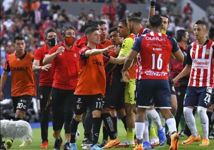 Pelean jugadores en clásico tapatío