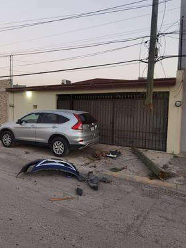 Buscan al conductor de un automóvil, que impacto un poste de la CFE y una camioneta estacionado