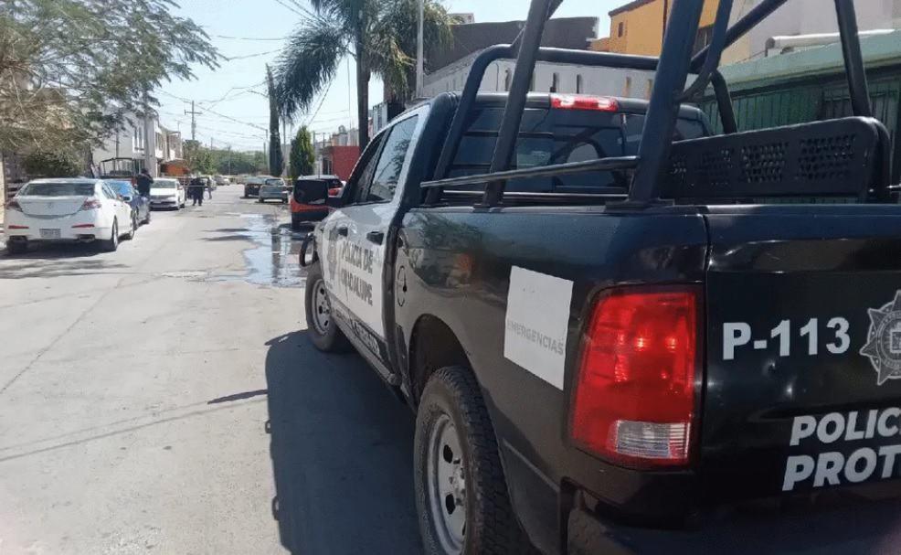 Repara auto; le cae encima y lo mata