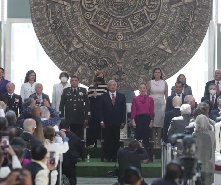 AMLO devela placa y queda inaugurado nuevo aeropuerto