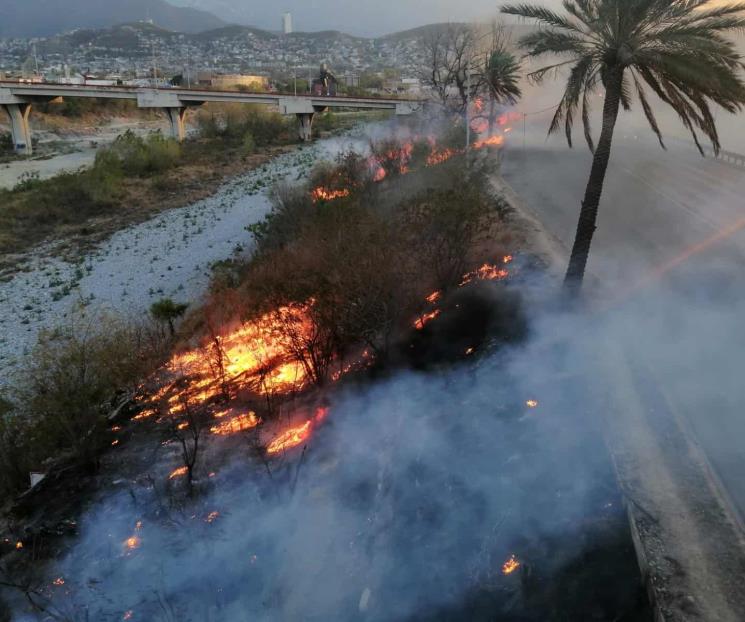 Oscurecen incendios a la Avenida Constitución