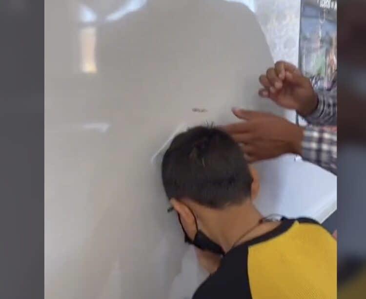 Maestro promete puntos extra a quien cache hoja con cabeza