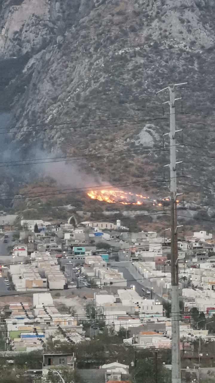 Combaten incendio en el Cerro de las Mitras Combaten incendio en el Cerro de las Mitras