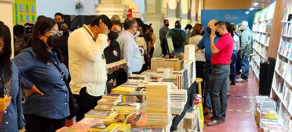 Disfrutan 20 mil personas de la UANLeer Disfrutan 20 mil personas de la UANLeer