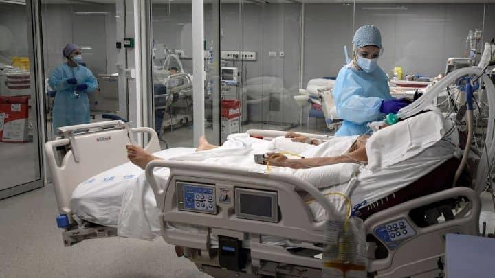 Casos de Covid-19 suben, muertes bajan: OMS