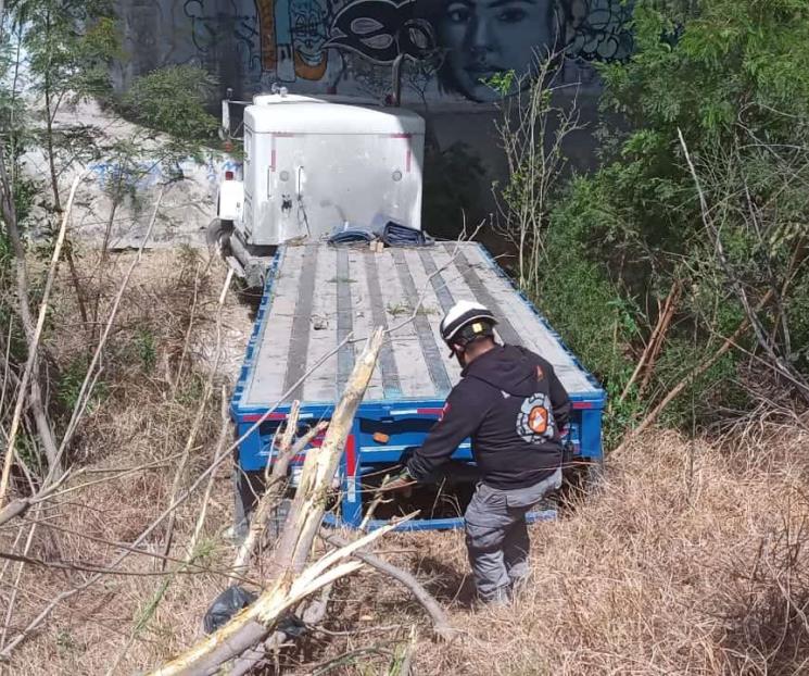 Cae tráiler al Río Santa Catarina
