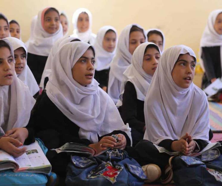 Talibán veta educación superior para niñas