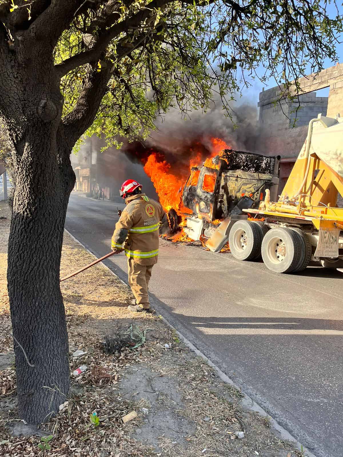 El incendio de la cabina de un tráiler causó alarma