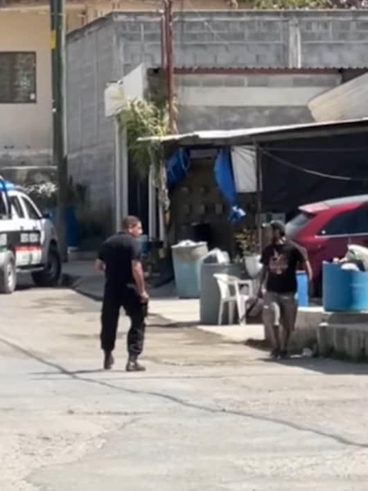 Amenaza con machete a policías Amenaza con machete a policías