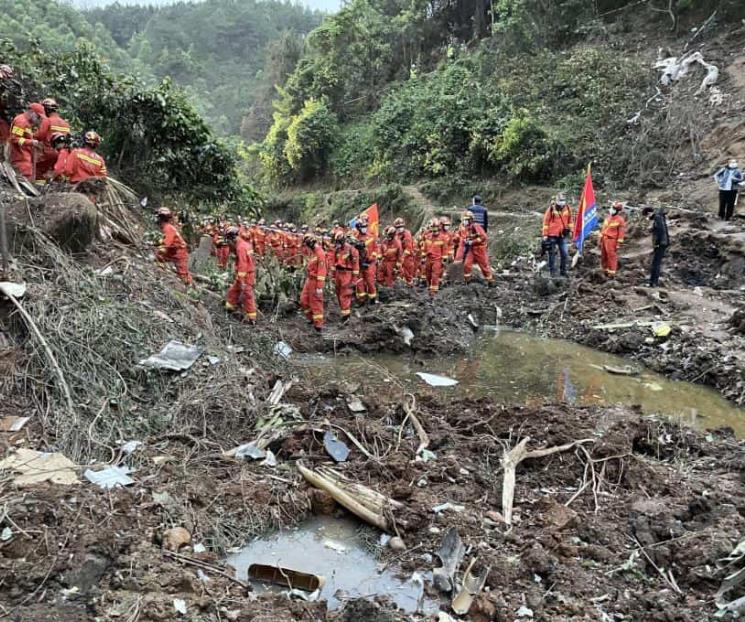 Hallan una caja negra del avión de China Eastern