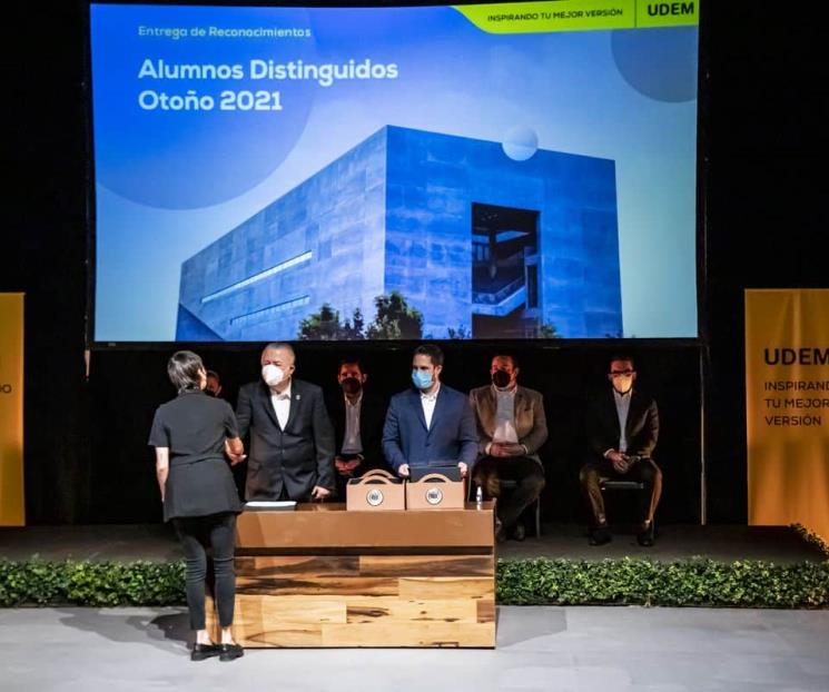 Celebra UDEM a sus alumnos más destacados