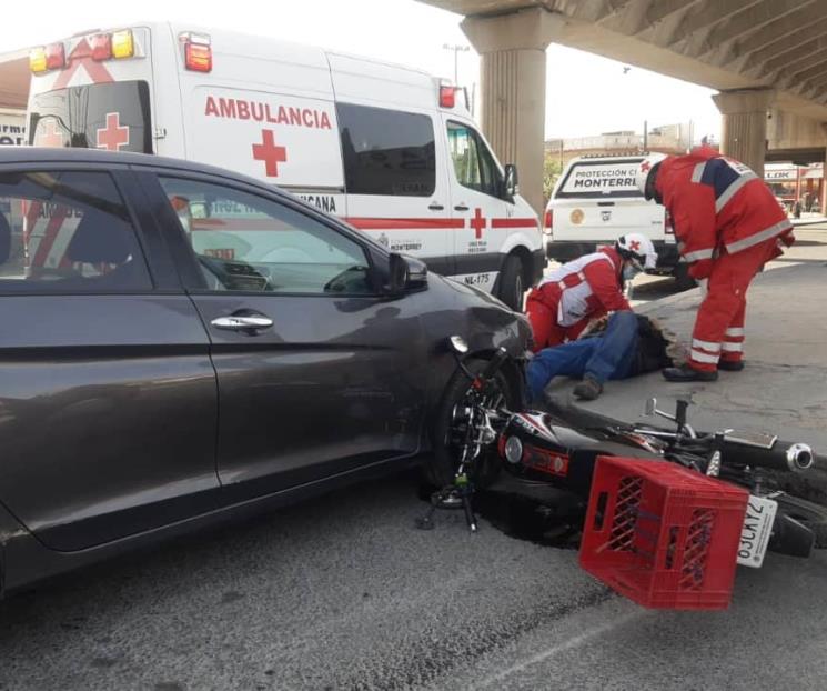 Choque entre vehículo y motociclista deja un lesionado
