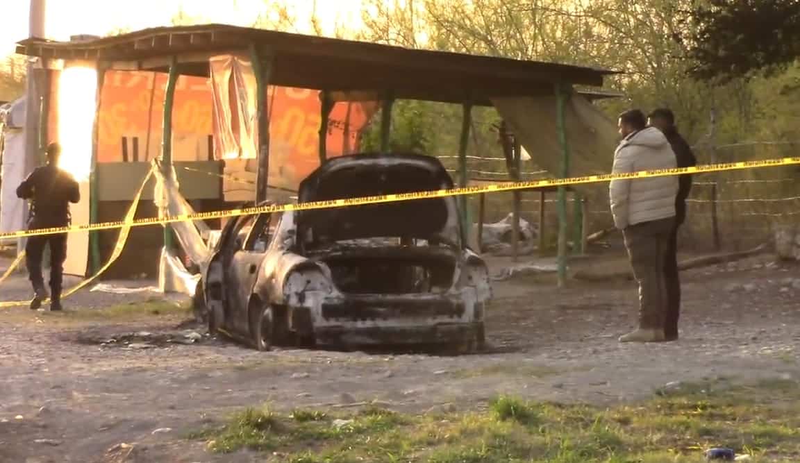 El cuerpo calcinado de una persona fue encontrado la madrugada de ayer en la cajuela de un vehículo incendiado