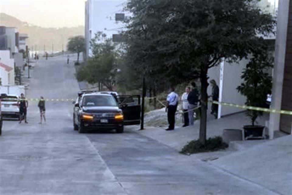 Investigan la muerte de un hombre que murió después de estrellar su automóvil contra una camioneta que estaba estacionada