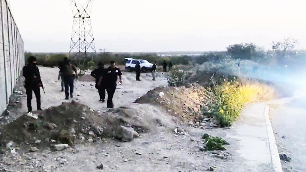 Disparan contra policías y escapan