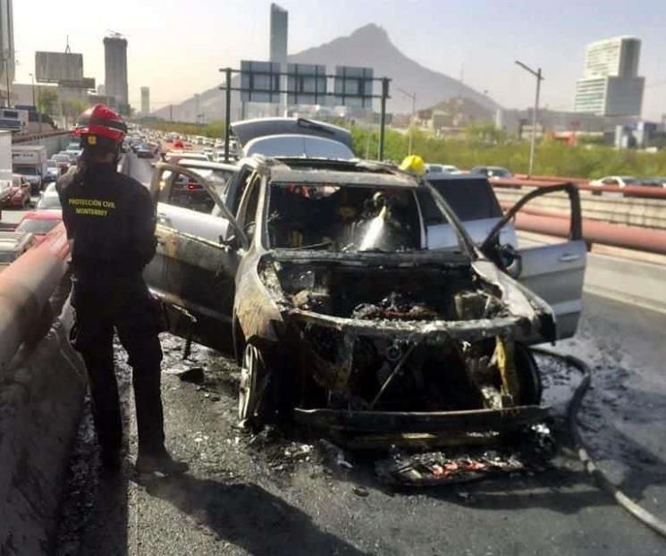 Acaba incendio con vehículo