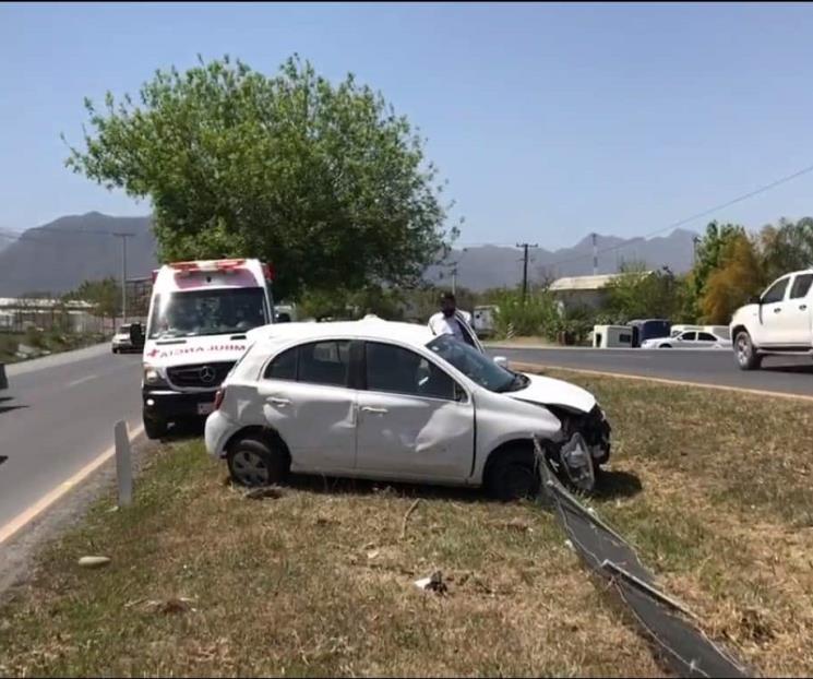Se estrella auto contra muro de contención en Allende