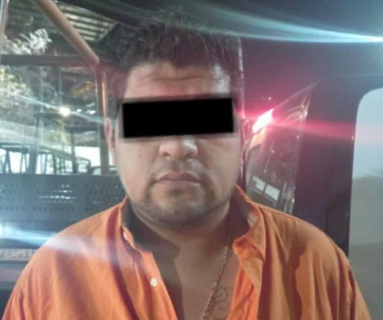 Conduce auto robado y es detenido