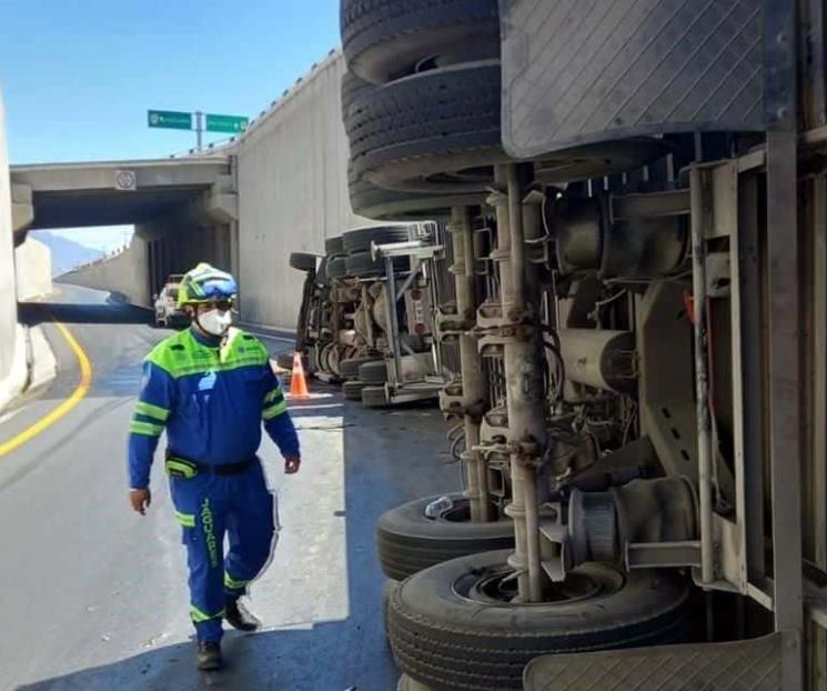 Vuelca tráiler en Santa Catarina