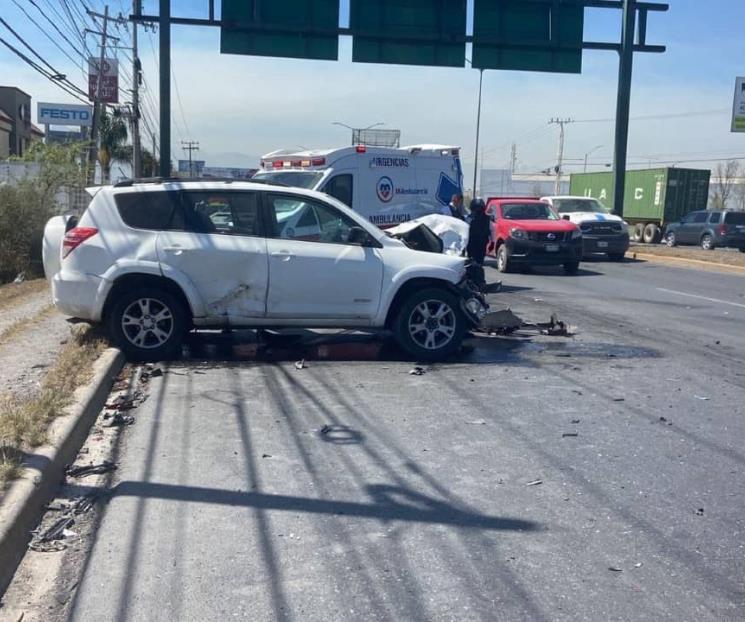 Resulta grave motociclista tras impactarse con auto