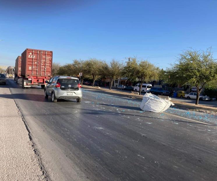 Tira tráiler una tonelada de vidrio en Linares