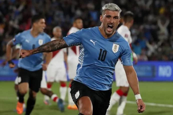 Uruguay gana y califica; Ecuador avanza aún perdiendo