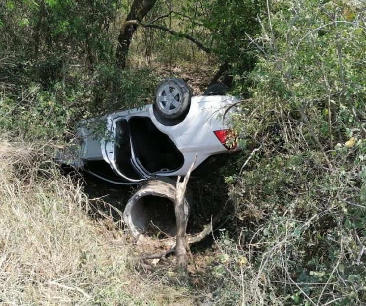 Vuelca auto en unidad Mederos en la UANL