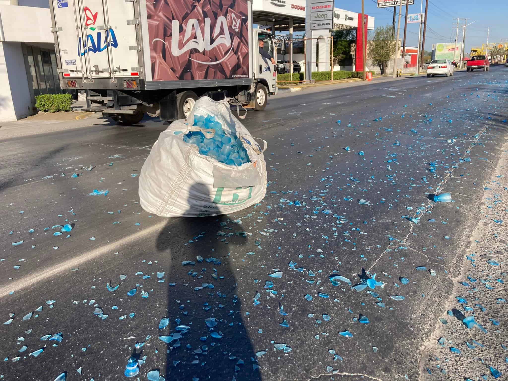 Un tráiler tiro casi de una tonelada de vidrio sobre la carpeta asfáltica