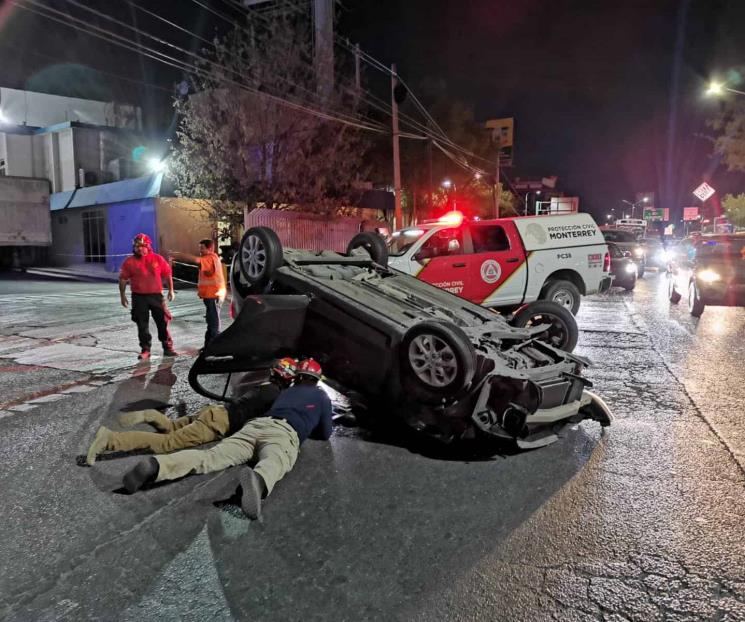 Muere conductor en volcadura