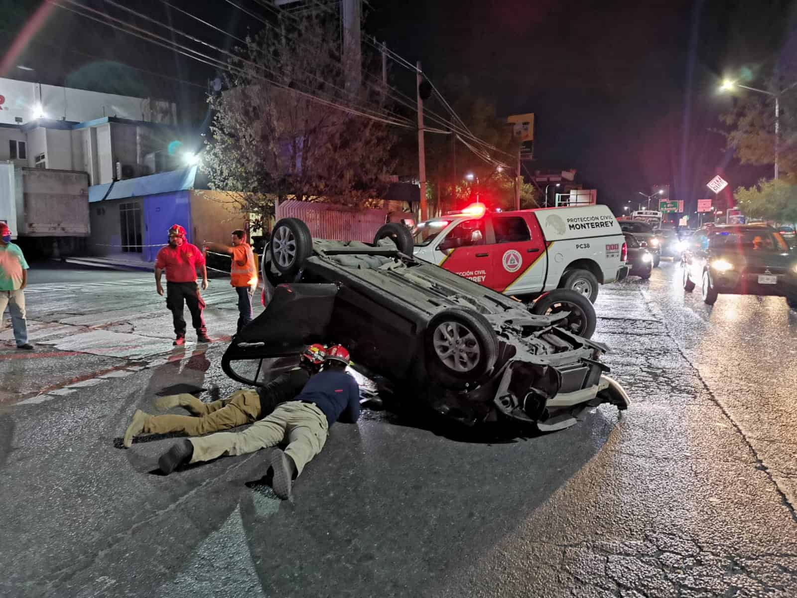 El exceso de velocidad aunado a la falta de pericia, provocó que el conductor de un  vehículo muriera al perder el control del volante y volcar