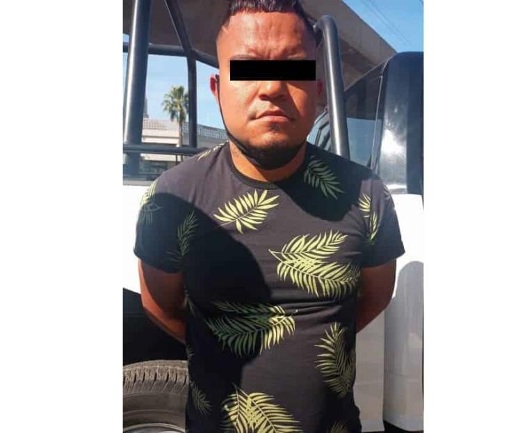 Arrestan a hombre que maneja taxi robado