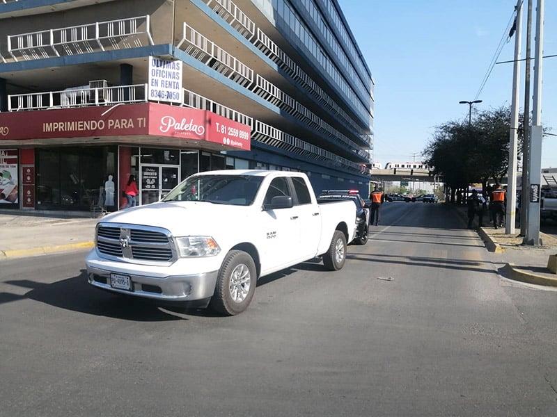 Roba camioneta, huye y lo detienen