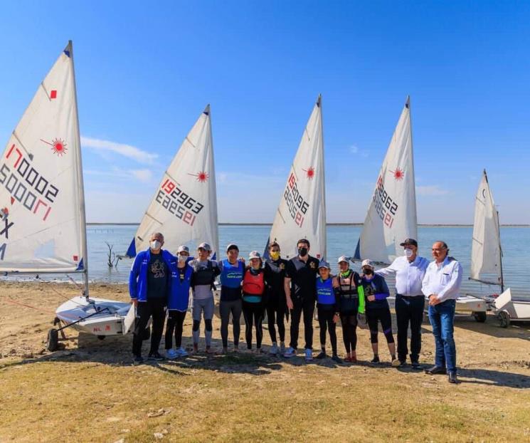 Van por centro deportivo en El Cuchillo