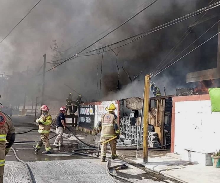 Consume incendio bodega de poliuretano