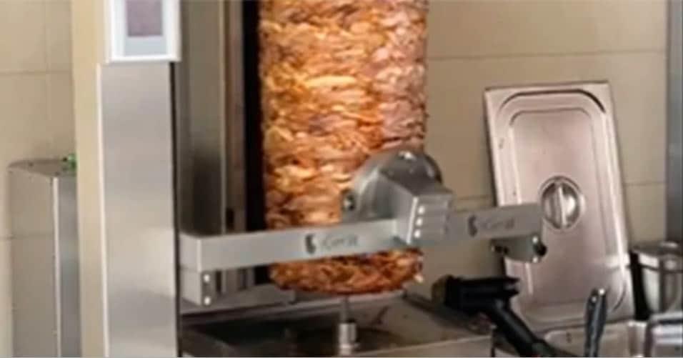 Futuro alcanza a los tacos al pastor: lanzan robot taquero