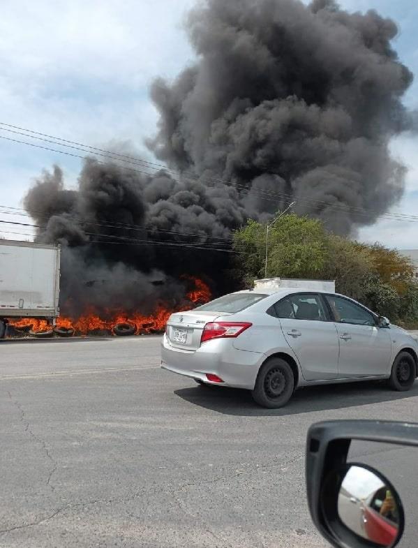 Arrasa fuego con camiones de carga