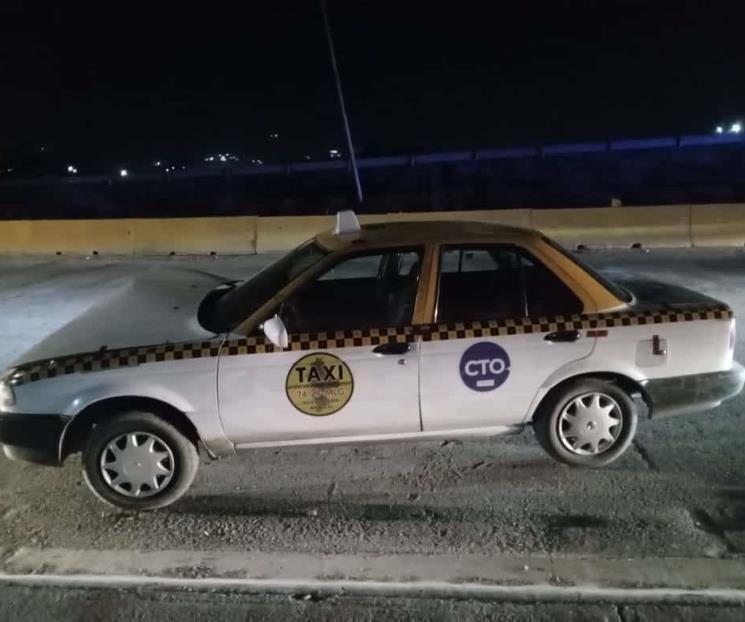 Roban taxi y lo chocan
