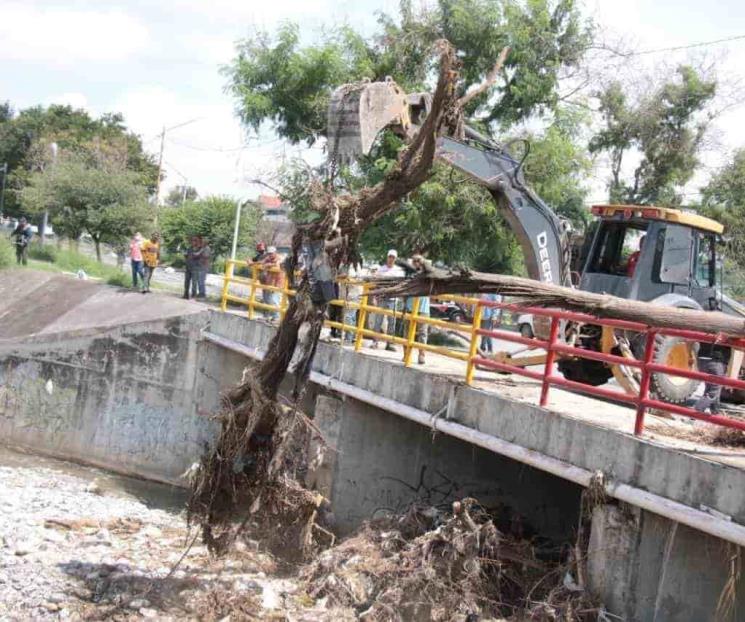 Desazolvan arroyo en  Juárez