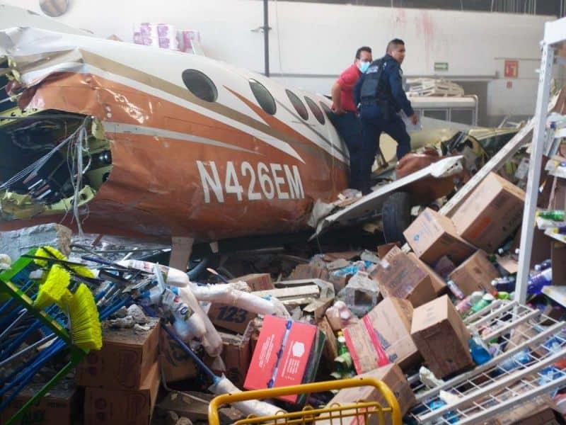 Aeronave se desploma sobre una tienda Aurrera en Temixco