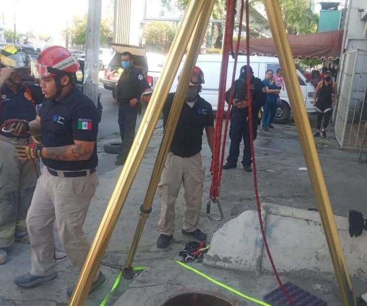 Rescatan a hombre que cayó a registro de AyD