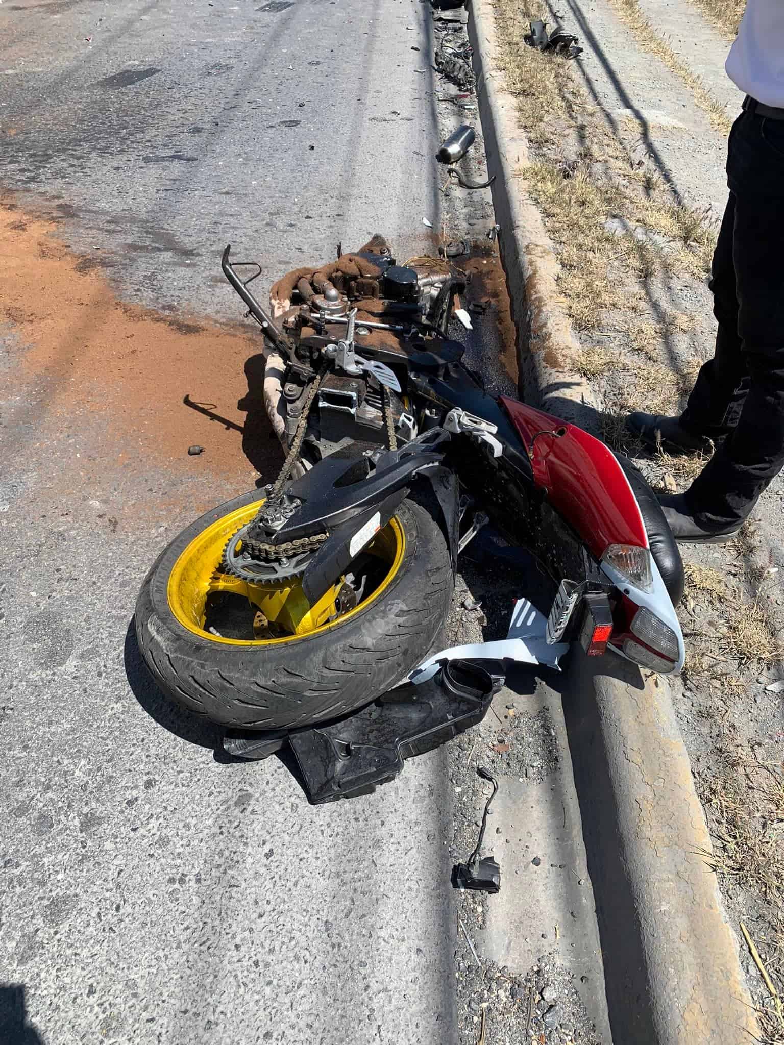 Familiares y amigos del motociclista que perdió la vida al ser chocado de frente por una camioneta, que invadió su carril en Apodaca, bloquearon la Carretera Miguel Alemán, en protesta por la liberación del presunto responsable