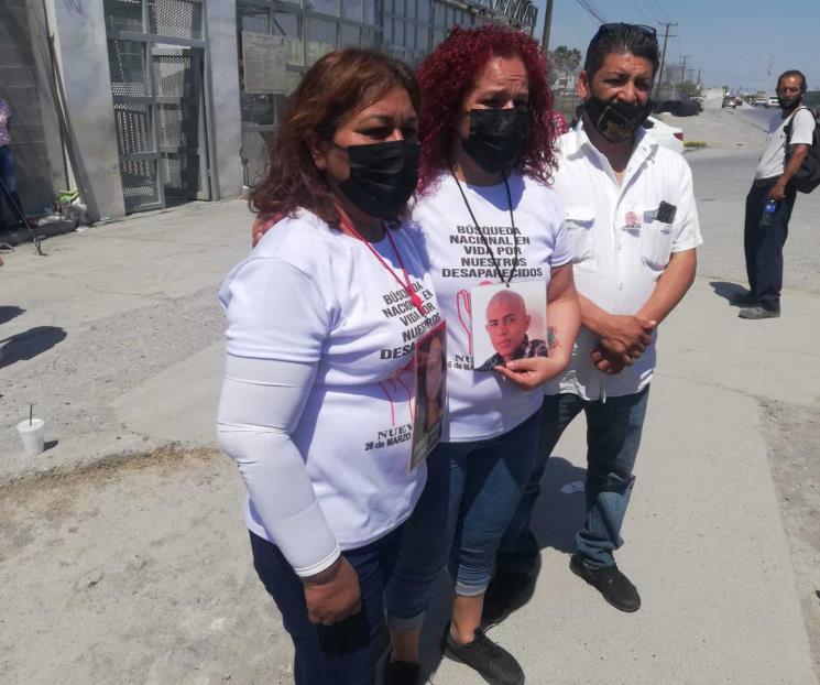 Buscan a sus desaparecidos en el Penal de Apodaca