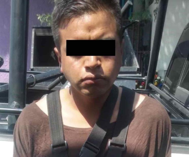 Intenta agredir a policía y es detenido