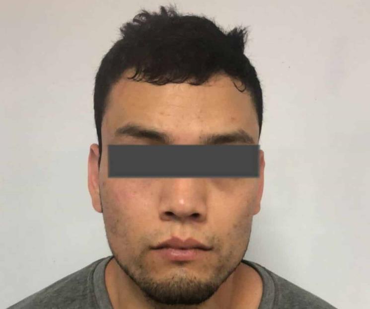 Cae por robar autos; se busca a dos más