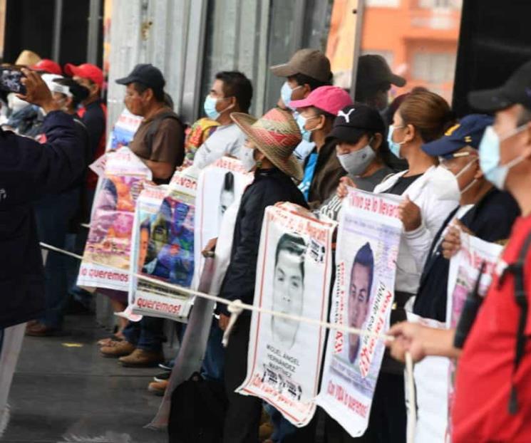 Padres de 43 piden abrir indagación contra Ejército y Marina